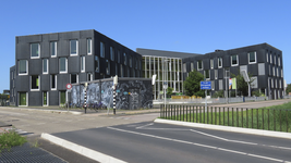 901743 Gezicht op het schoolgebouw met de entree van het Leidsche Rijn College (Maartvlinder 1) van bij de Busbaan ...